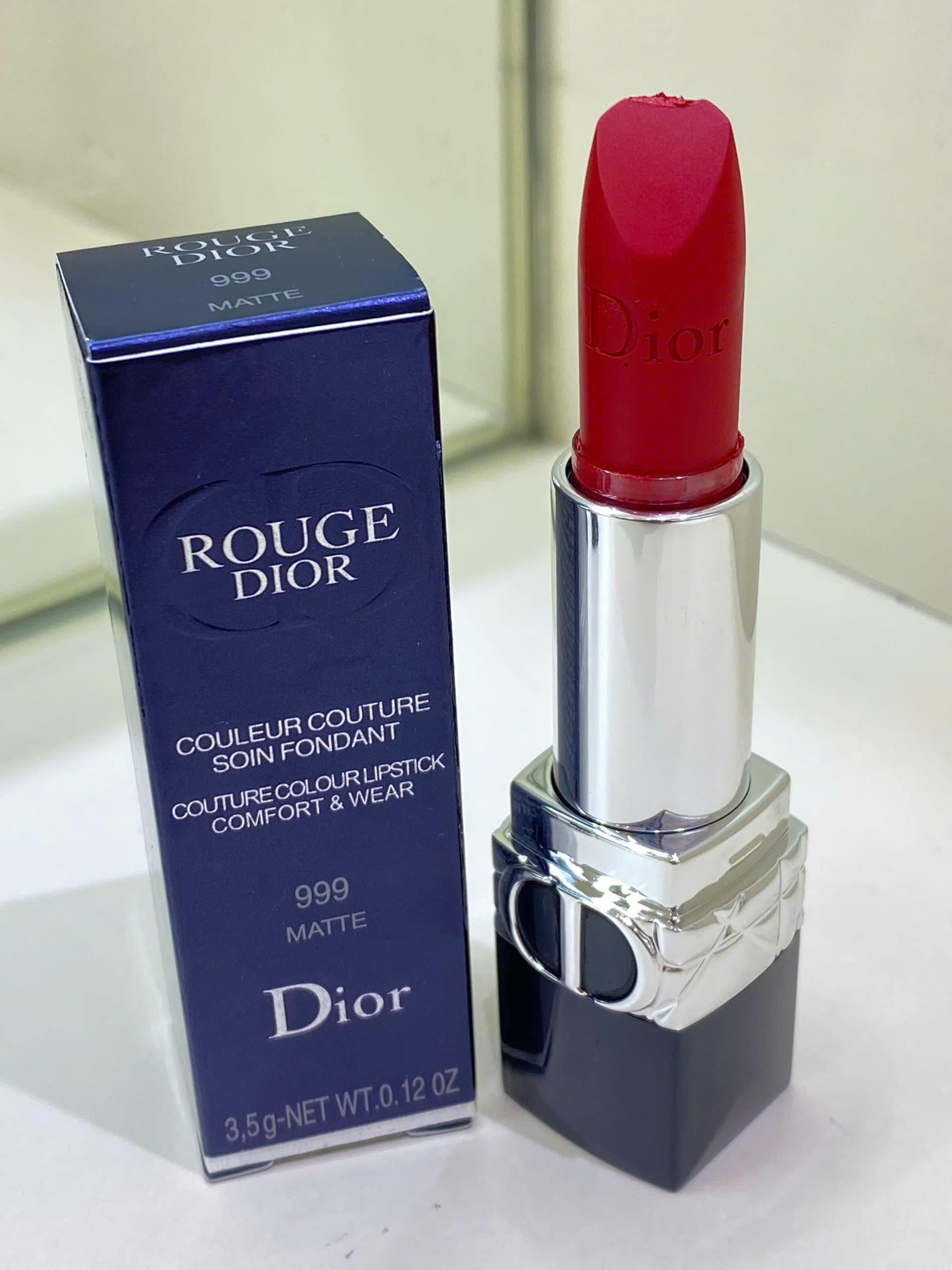 SON DIOR 999 VELVET VỚI CHẤT SON NHUNG MỊN MÀNG LÊN MÀU ĐỎ ĐẬM CUỐN HÚT