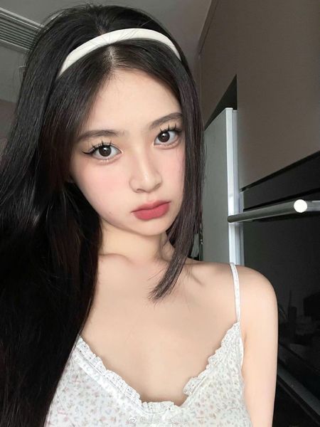 Son Dior 284 Rose Bavarde Velvet Limited - Edition Golden Case