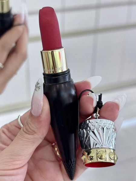 Son Christian Louboutin Velvet Matte Epic Brunette 318M  ( Lỗi Đầu Son Nhẹ )