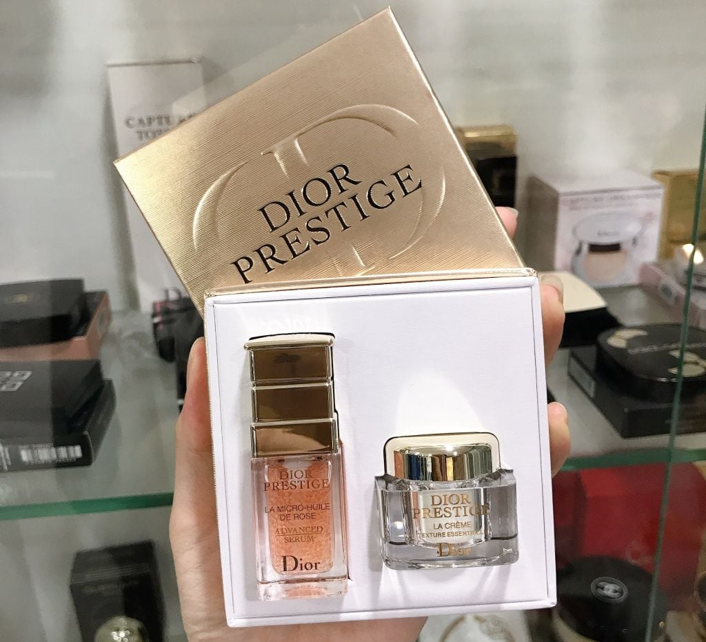 Dior Prestige là bộ Set Dưỡng Da hàng đầu được săn đón bởi những tín đồ làm đẹp trên toàn thế giới. Với công thức độc đáo và chất lượng tuyệt hảo, sản phẩm này sẽ giúp bạn nhanh chóng có được làn da khỏe đẹp và tràn đầy sức sống. Đừng bỏ lỡ cơ hội sở hữu và trải nghiệm ngay!