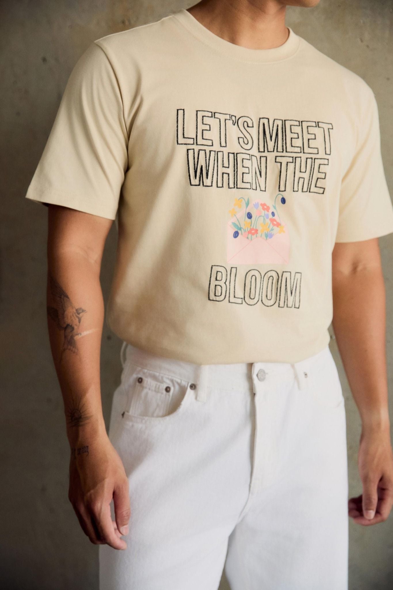  Áo Thun Flowers Date Cream 