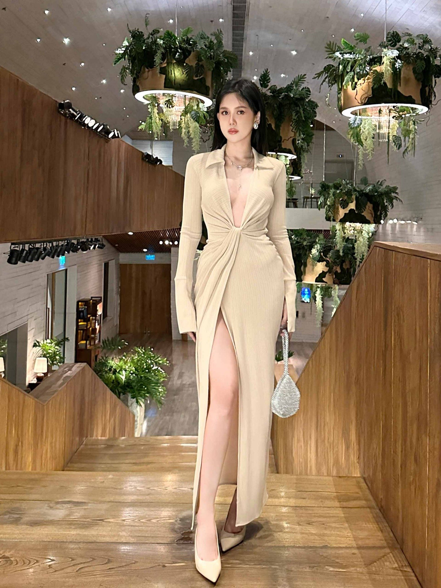 Đầm Dài Open Chest Long Sleeves