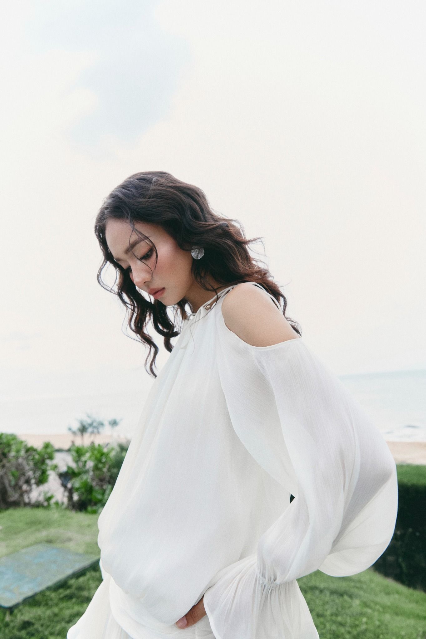 Đầm Ngắn Ivory Off-Shoulder Silk