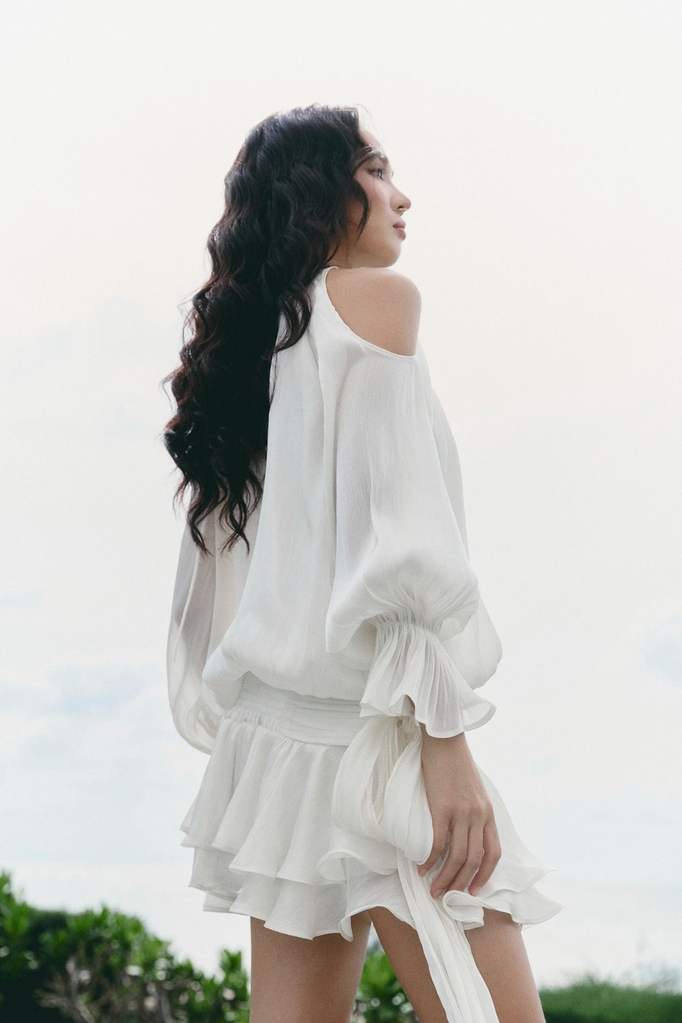 Đầm Ngắn Ivory Off-Shoulder Silk