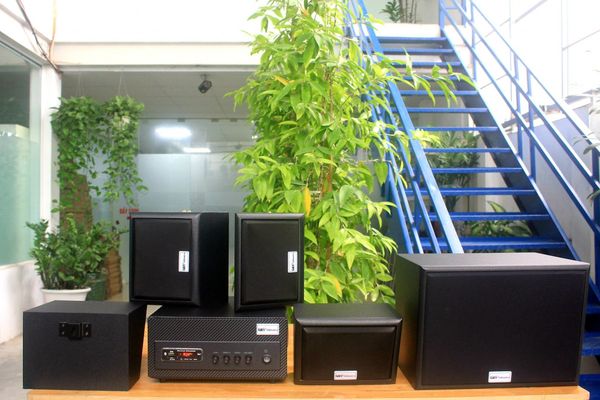 Dàn loa sân vườn: Amply A501 Goldsound 500w + 4 loa Goldsound ngoài trời V40NT 40w + 01 trầm, loa được thiết kế riêng cho quán, bật lớn không tạp âm, miễn phí công lắp đặt, bảo hành 12 tháng