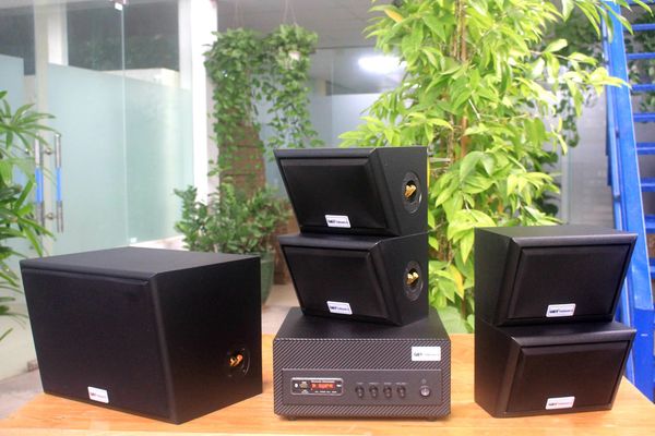 Dàn loa sân vườn: Amply A501 Goldsound 500w + 4 loa Goldsound ngoài trời V40NT 40w + 01 trầm, loa được thiết kế riêng cho quán, bật lớn không tạp âm, miễn phí công lắp đặt, bảo hành 12 tháng
