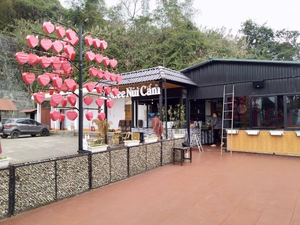 Lắp đặt loa tại Coffee Núi Cấm, Hà Giang.