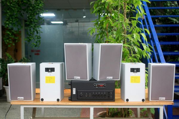 Loa treo tường, phát nhạc nền thông báo: Amply A384 Goldsound 2 vùng âm lượng 380w + 6 loa Goldsound V58C 58w, loa được thiết kế riêng cho quán, bật lớn không tạp âm, miễn phí công lắp đặt, bảo hành dài hạn 5 năm.