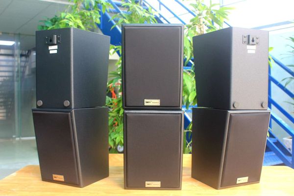 Loa treo tường, phát nhạc nền thông báo: A1800 Goldsound 4 vùng âm lượng 1800w + 6 loa Goldsound V40C, loa được thiết kế riêng cho quán, bật lớn không tạp âm, miễn phí công lắp đặt, bảo hành dài hạn 5 năm.