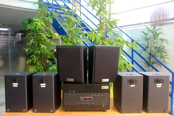 Loa treo tường, phát nhạc nền thông báo: A1800 Goldsound 4 vùng âm lượng 1800w + 6 loa Goldsound V40C, loa được thiết kế riêng cho quán, bật lớn không tạp âm, miễn phí công lắp đặt, bảo hành dài hạn 5 năm.