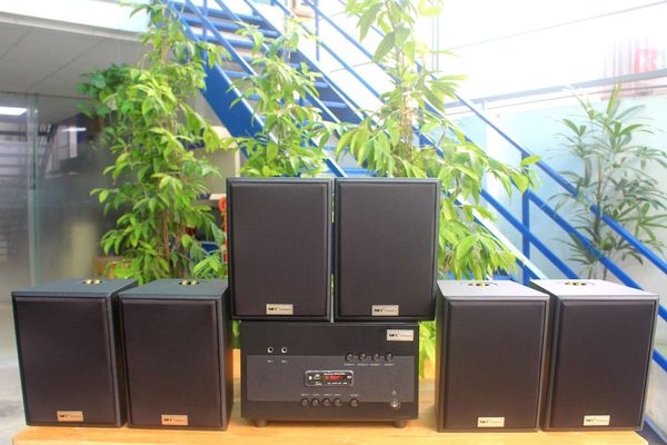 Loa treo tường, phát nhạc nền thông báo: A1800 Goldsound 4 vùng âm lượng 1800w + 6 loa Goldsound V40C, loa được thiết kế riêng cho quán, bật lớn không tạp âm, miễn phí công lắp đặt, bảo hành dài hạn 5 năm.