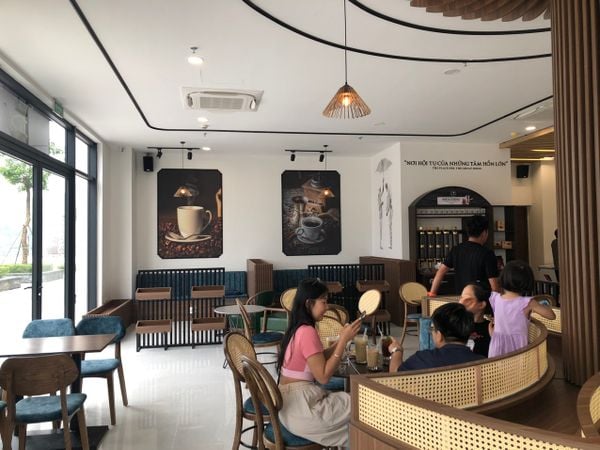 Loa thông báo, phát nhạc nền tự động cho Trung Nguyên E-Coffee, Văn Yên, Yên Bái, loa được thiết kế riêng cho quán, bật lớn không tạp âm, miễn phí công lắp đặt, bảo hành dài hạn 5 năm.