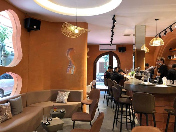 Loa cho El Oasis Coffee & Lounge, Hai Bà Trưng, Amply 4 - 6 vùng âm lượng, loa được thiết kế riêng cho quán, bật lớn không tạp âm, miễn phí công lắp đặt, bảo hành dài hạn 5 năm.
