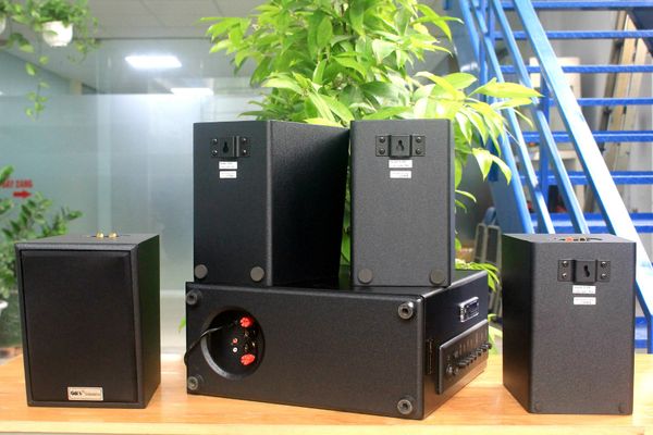 Dàn loa treo tường: Amply A384 Goldsound 2 vùng âm lượng 380w + 10 loa Goldsound V25C 25w, loa được thiết kế riêng cho quán, bật lớn không tạp âm, miễn phí công lắp đặt, bảo hành dài hạn 5 năm.