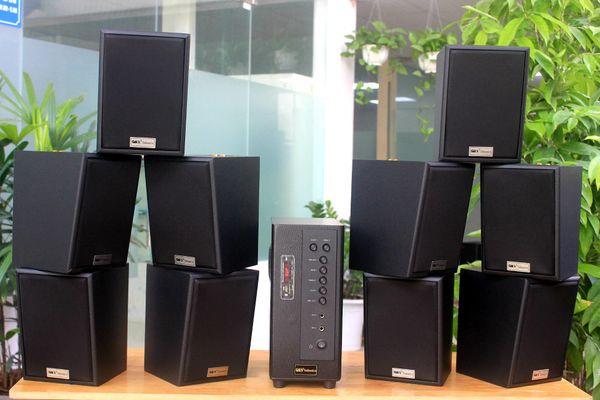 Dàn loa treo tường: Amply A384 Goldsound 2 vùng âm lượng 380w + 10 loa Goldsound V25C 25w, loa được thiết kế riêng cho quán, bật lớn không tạp âm, miễn phí công lắp đặt, bảo hành dài hạn 5 năm.