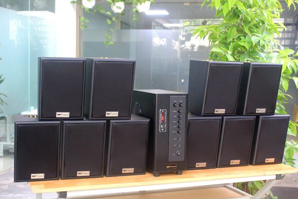 Dàn loa treo tường: Amply A384 Goldsound 2 vùng âm lượng 380w + 10 loa Goldsound V25C 25w, loa được thiết kế riêng cho quán, bật lớn không tạp âm, miễn phí công lắp đặt, bảo hành dài hạn 5 năm.