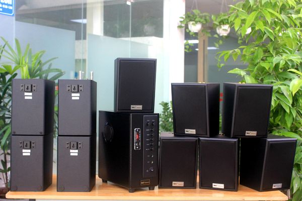 Dàn loa treo tường: Amply A384 Goldsound 2 vùng âm lượng 380w + 10 loa Goldsound V25C 25w, loa được thiết kế riêng cho quán, bật lớn không tạp âm, miễn phí công lắp đặt, bảo hành dài hạn 5 năm.