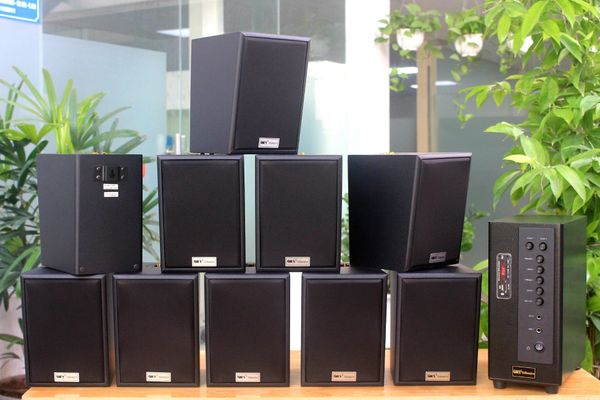 Dàn loa treo tường: Amply A384 Goldsound 2 vùng âm lượng 380w + 10 loa Goldsound V25C 25w, loa được thiết kế riêng cho quán, bật lớn không tạp âm, miễn phí công lắp đặt, bảo hành dài hạn 5 năm.