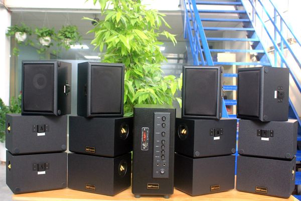 Dàn loa sân vườn: Amply A906 + 12 V25NT, Amply hai vùng âm lượng, loa được thiết kế riêng cho quán, bật lớn không tạp âm, bảo hành dài hạn 5 năm.