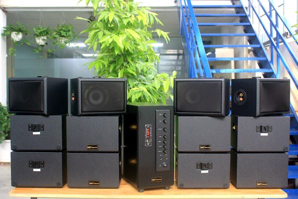 Dàn loa sân vườn: Amply A906 + 12 V25NT, Amply hai vùng âm lượng, loa được thiết kế riêng cho quán, bật lớn không tạp âm, bảo hành dài hạn 5 năm.