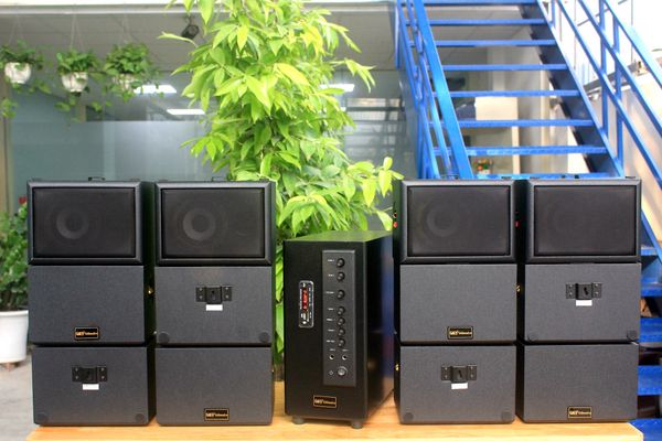 Dàn loa sân vườn: Amply A906 + 12 V25NT, Amply hai vùng âm lượng, loa được thiết kế riêng cho quán, bật lớn không tạp âm, bảo hành dài hạn 5 năm.