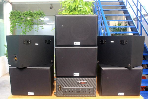 Dàn loa treo tường: Amply A906 + 6 V130, Amply hai vùng âm lượng, loa được thiết kế riêng, bật lớn không tạp âm, miễn phí công lắp đặt, bảo hành dài hạn 5 năm.