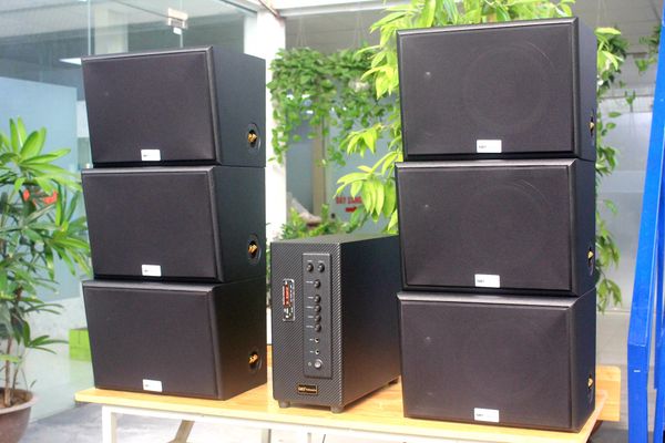 Dàn loa treo tường: Amply A906 + 6 V130, Amply hai vùng âm lượng, loa được thiết kế riêng, bật lớn không tạp âm, miễn phí công lắp đặt, bảo hành dài hạn 5 năm.