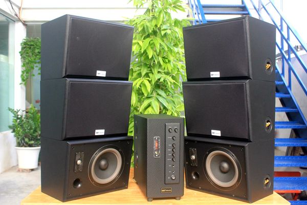 Dàn loa treo tường: Amply A906 + 6 V130, Amply hai vùng âm lượng, loa được thiết kế riêng, bật lớn không tạp âm, miễn phí công lắp đặt, bảo hành dài hạn 5 năm.