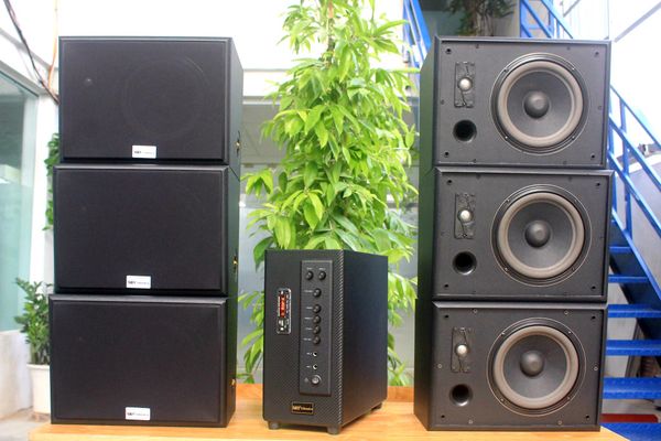 Dàn loa treo tường: Amply A906 + 6 V130, Amply hai vùng âm lượng, loa được thiết kế riêng, bật lớn không tạp âm, miễn phí công lắp đặt, bảo hành dài hạn 5 năm.