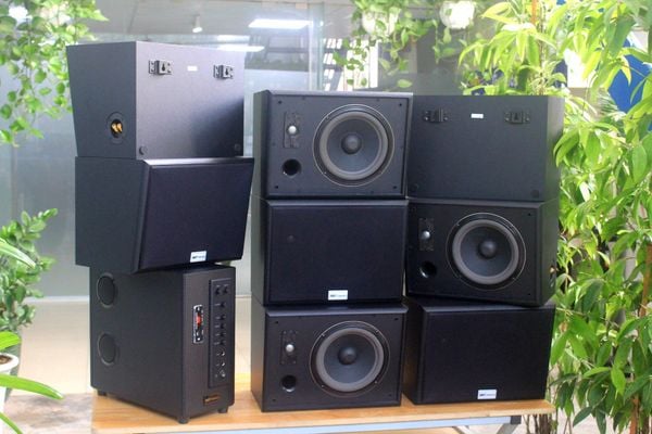 Dàn loa treo tường: Amply A906 + 8 V130, Amply hai vùng âm lượng, loa được thiết kế riêng, bật lớn không tạp âm, miễn phí công lắp đặt, bảo hành dài hạn 5 năm.