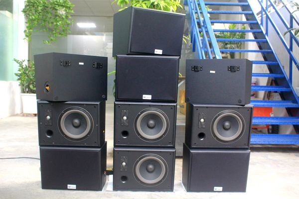 Dàn loa treo tường: Amply A906 + 10 V130, Amply 2 vùng âm lượng, loa được thiết kế riêng, bật lớn không tạp âm, miễn phí công lắp đặt, bảo hành dài hạn 5 năm.