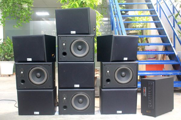 Dàn loa treo tường: Amply A906 + 10 V130, Amply 2 vùng âm lượng, loa được thiết kế riêng, bật lớn không tạp âm, miễn phí công lắp đặt, bảo hành dài hạn 5 năm.