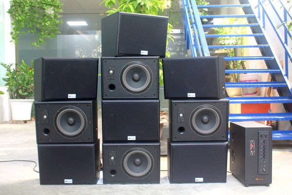 Dàn loa treo tường: Amply A906 + 10 V130, Amply 2 vùng âm lượng, loa được thiết kế riêng, bật lớn không tạp âm, miễn phí công lắp đặt, bảo hành dài hạn 5 năm.