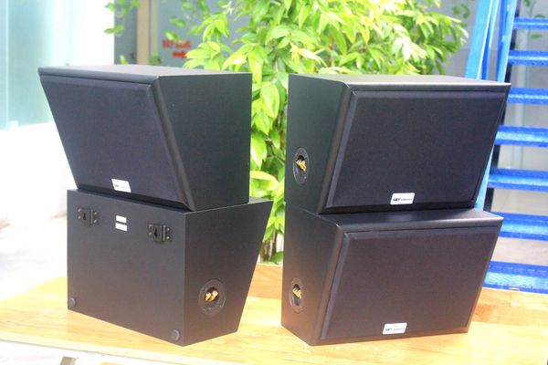 Dàn loa sân vườn: Amply A906 + 4 V130NT, Amply hai vùng âm lượng, loa được thiết kế riêng, bật lớn không tạp âm, miễn phí công lắp đặt, bảo hành dài hạn 5 năm.
