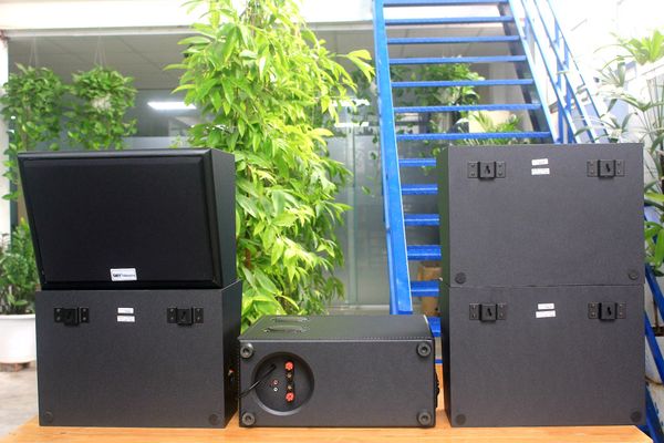 Dàn loa sân vườn: Amply A906 + 4 V130NT, Amply hai vùng âm lượng, loa được thiết kế riêng, bật lớn không tạp âm, miễn phí công lắp đặt, bảo hành dài hạn 5 năm.