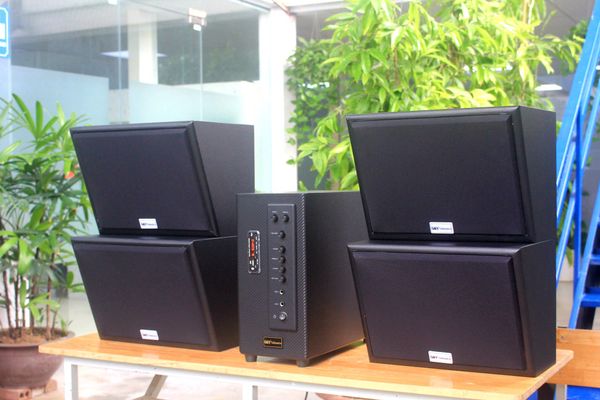 Dàn loa sân vườn: Amply A906 + 4 V130NT, Amply hai vùng âm lượng, loa được thiết kế riêng, bật lớn không tạp âm, miễn phí công lắp đặt, bảo hành dài hạn 5 năm.
