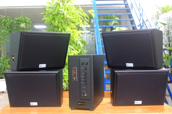 Dàn loa sân vườn: Amply A906 + 4 V130NT, Amply hai vùng âm lượng, loa được thiết kế riêng, bật lớn không tạp âm, miễn phí công lắp đặt, bảo hành dài hạn 5 năm.