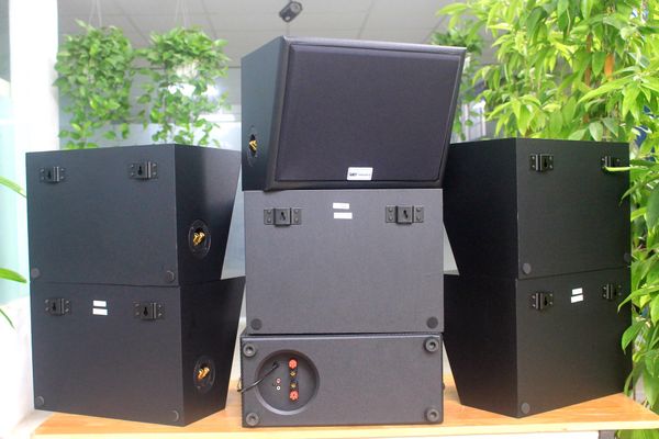 Dàn loa sân vườn: Amply Amply A906 + 6 V130NT, Amply hai vùng âm lượng, loa được thiết kế riêng, bật lớn không tạp âm, miễn phí công lắp đặt, bảo hành dài hạn 5 năm.