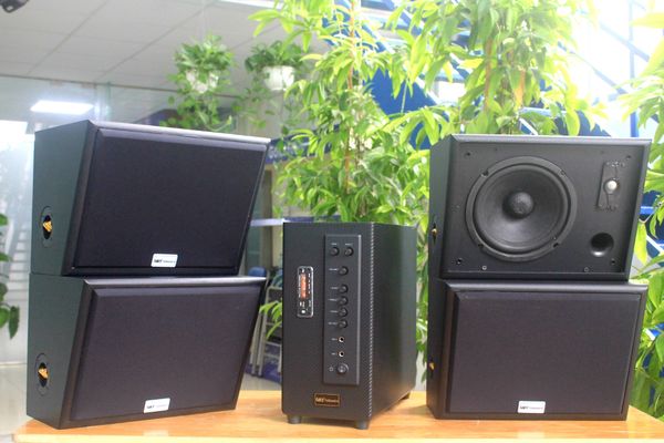 Dàn loa sân vườn: Amply A906 + 4 V130NT, Amply hai vùng âm lượng, loa được thiết kế riêng, bật lớn không tạp âm, miễn phí công lắp đặt, bảo hành dài hạn 5 năm.