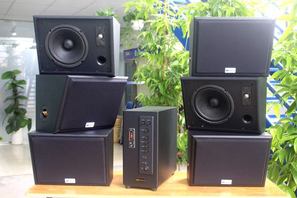 Dàn loa sân vườn: Amply Amply A906 + 6 V130NT, Amply hai vùng âm lượng, loa được thiết kế riêng, bật lớn không tạp âm, miễn phí công lắp đặt, bảo hành dài hạn 5 năm.