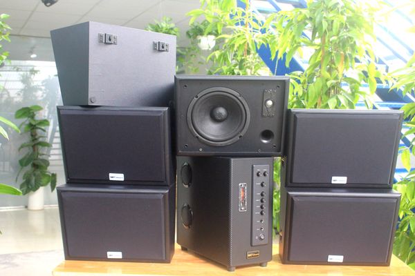 Dàn loa sân vườn: Amply Amply A906 + 6 V130NT, Amply hai vùng âm lượng, loa được thiết kế riêng, bật lớn không tạp âm, miễn phí công lắp đặt, bảo hành dài hạn 5 năm.