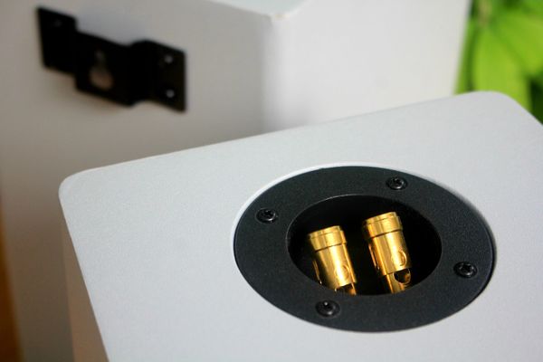 Loa vệ tinh treo tường V58C_DA (Số lượng 1 loa) công suất 58w, loa bass 4 inch, treble 2 inch, kích thước rộng 17.5 cm, cao 28 cm, sâu 21 cm, bảo hành dài hạn 5 năm.