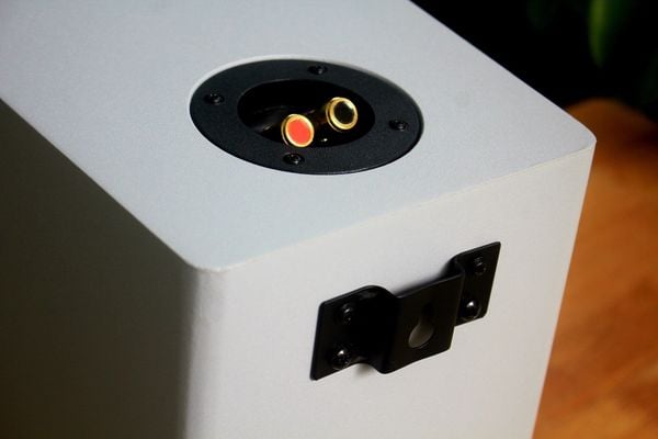 Loa treo tường, phát nhạc nền thông báo: Amply A501 Goldsound 500w +6 loa Goldsound V58C 58w + 01 trầm, loa được thiết kế riêng cho quán, bật lớn không tạp âm, miễn phí công lắp đặt, bảo hành dài hạn 5 năm.