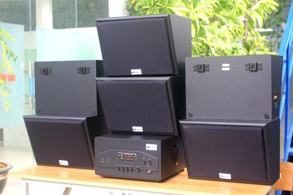 Dàn loa sân vườn: Amply A907 + 6 V130NT, Amply hai vùng âm lượng, loa được thiết kế riêng, bật lớn không tạp âm, miễn phí công lắp đặt, bảo hành dài hạn 5 năm.