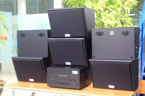 Dàn loa sân vườn: Amply A907 + 6 V130NT, Amply hai vùng âm lượng, loa được thiết kế riêng, bật lớn không tạp âm, miễn phí công lắp đặt, bảo hành dài hạn 5 năm.