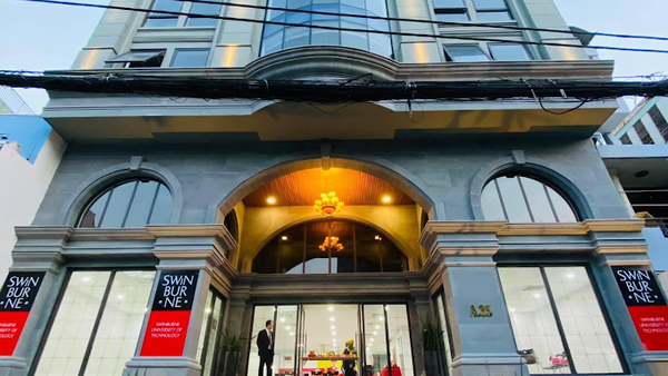 Loa cho trường học Swinburne Vietnam, cấu hình lắp đặt: Âm ly có thể điều chỉnh được âm lượng của âm thanh phát ra cho từng khu vực trong lớp, âm thanh luôn rõ ràng, chuyên cho giảng dạy.