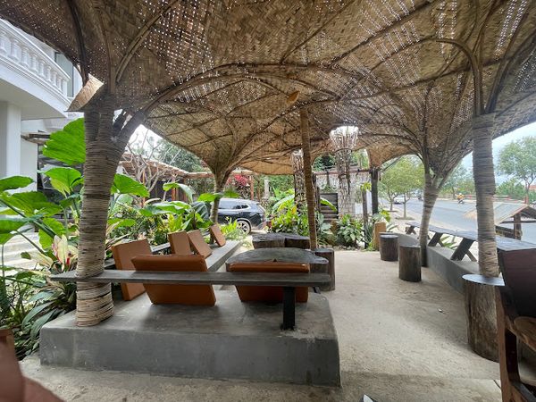 Loa Goldsound cho Eden Bistro Cafe & Hotel, P9, Đà Lạt, amply 2 vùng 900w, bluetooth 5.0, loa V55c-55w, loa V130NT-130w, loa được thiết kế riêng cho quán, bật lớn không tạp âm, miễn phí công lắp đặt, bảo hành dài hạn 5 năm.