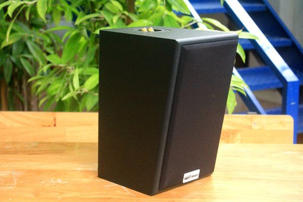 Loa Goldsound vệ tinh treo tường V40C công suất 40w, loa bass 4 inch, treble 2 inch, kích thước rộng 18.5 cm, cao 28 cm, sâu 22.5 cm, bảo hành dài hạn 5 năm.