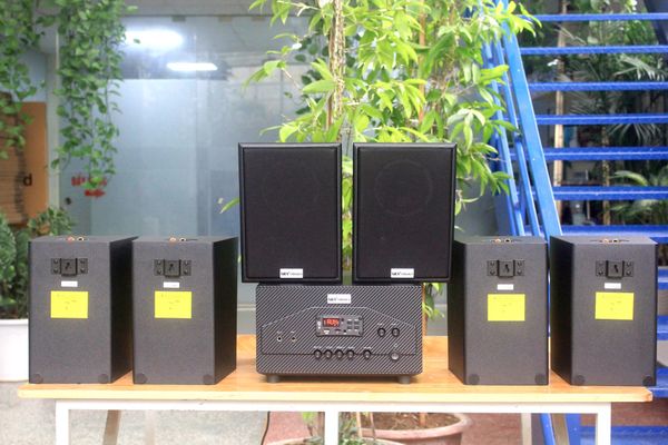 Dàn loa treo tường: Amply A907w Goldsound 2 vùng âm lượng 900w + 6 loa Goldsound V55C 55w, Amply 4 - 6 vùng âm lượng, loa được thiết kế riêng cho quán, bật lớn không tạp âm, miễn phí công lắp đặt, bảo hành dài hạn 5 năm.