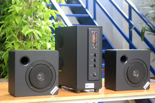 Dàn loa treo tường: Amply A155 + 2 V21, Amply hai vùng âm lượng, loa được thiết kế riêng cho quán, bật lớn không tạp âm, bảo hành dài hạn 5 năm.